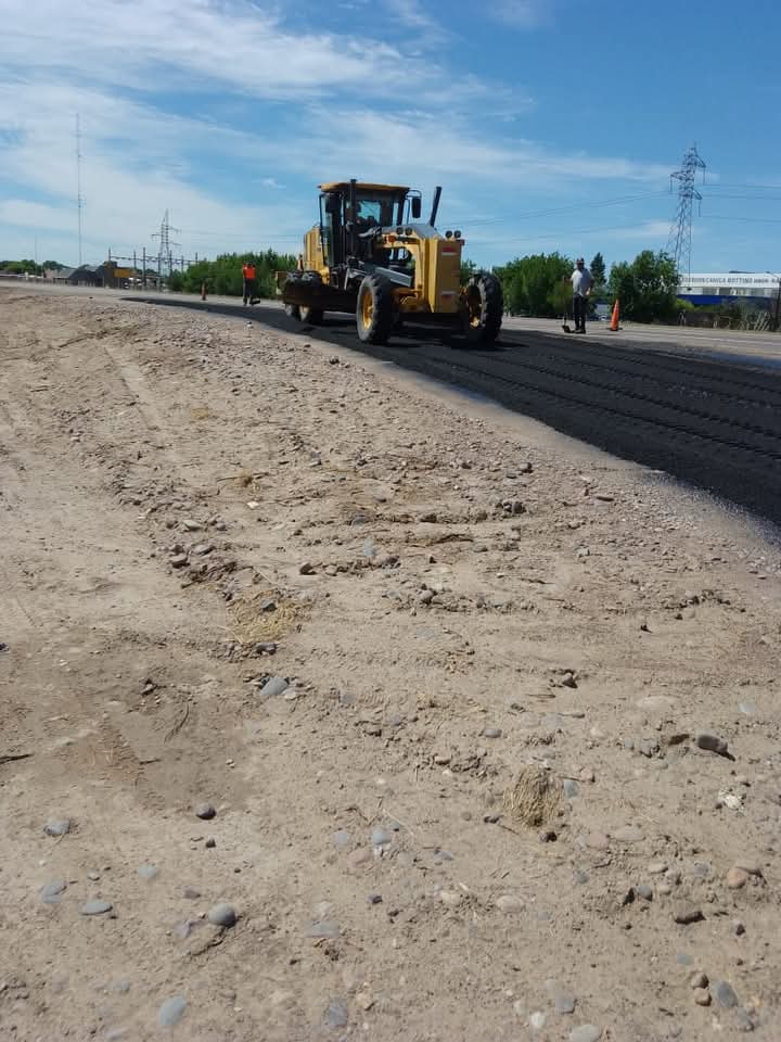 La comuna reparó un tramo lateral norte de la ruta 7 - El Regional Este